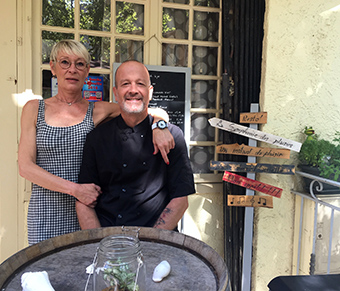 Le Bouche à Oreille