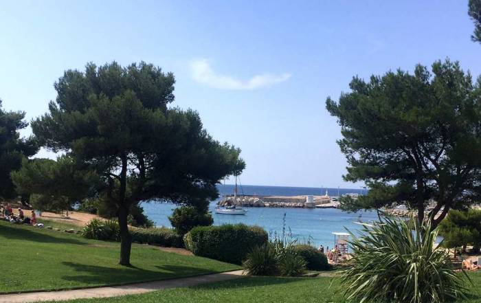 Le Bouche à Oreille