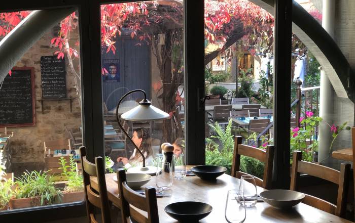 Le Bouche à Oreille