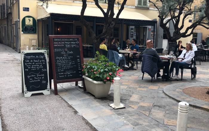 Le Bouche à Oreille