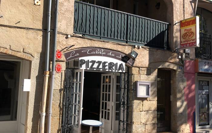 Le Bouche à Oreille