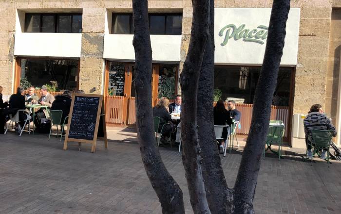 Le Bouche à Oreille