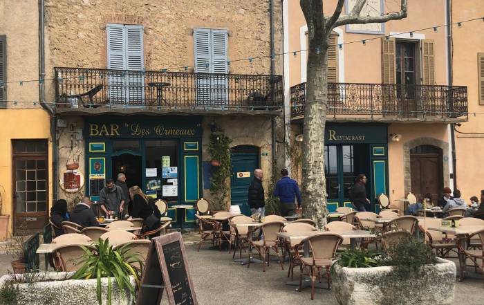 Le Bouche à Oreille