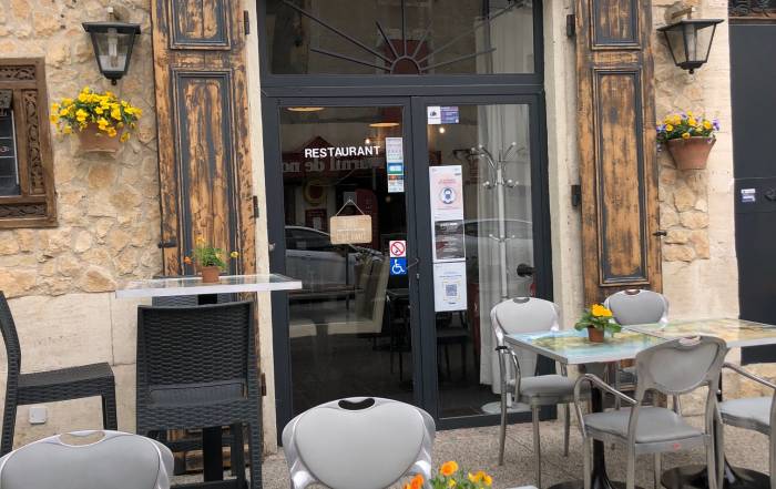 Le Bouche à Oreille