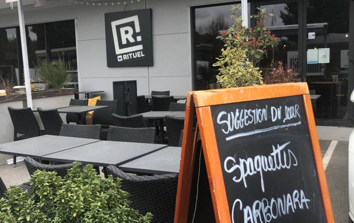 Le Bouche à Oreille