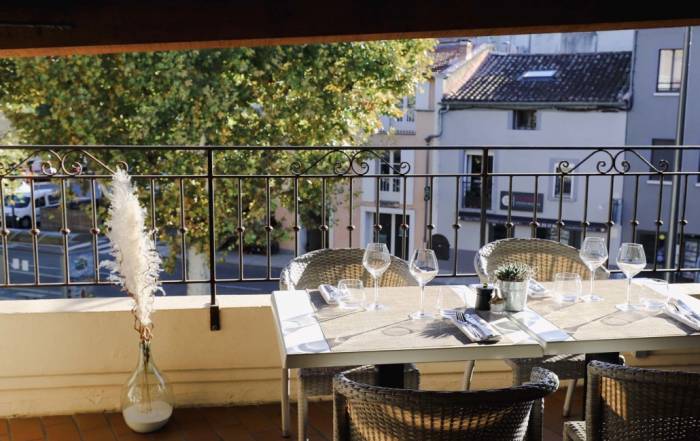 Le Bouche à Oreille