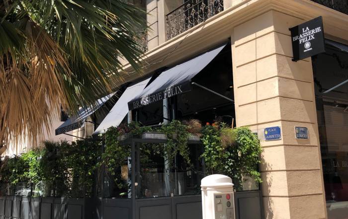 Le Bouche à Oreille