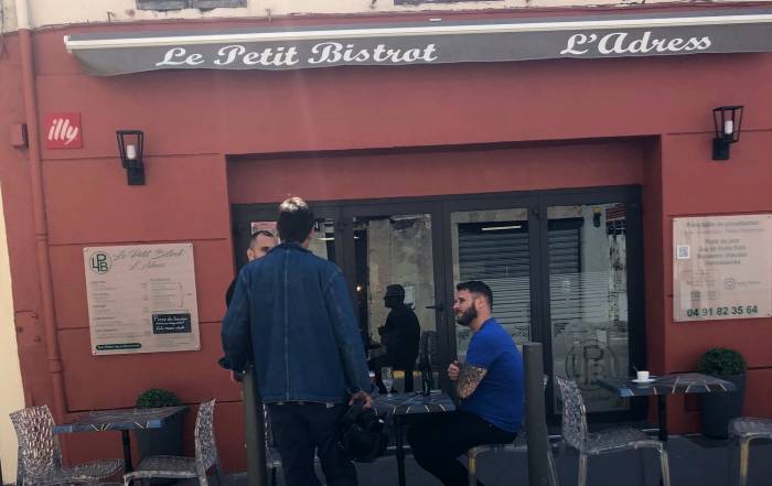 Le Bouche à Oreille