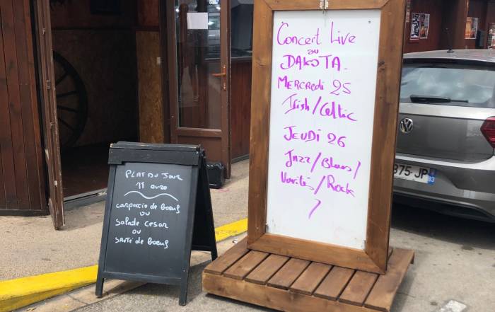 Le Bouche à Oreille