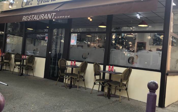 Le Bouche à Oreille