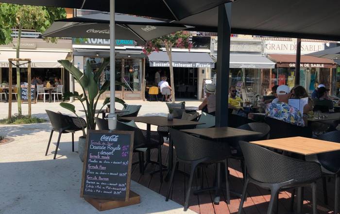 Le Bouche à Oreille