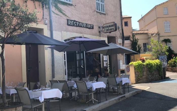 Le Bouche à Oreille