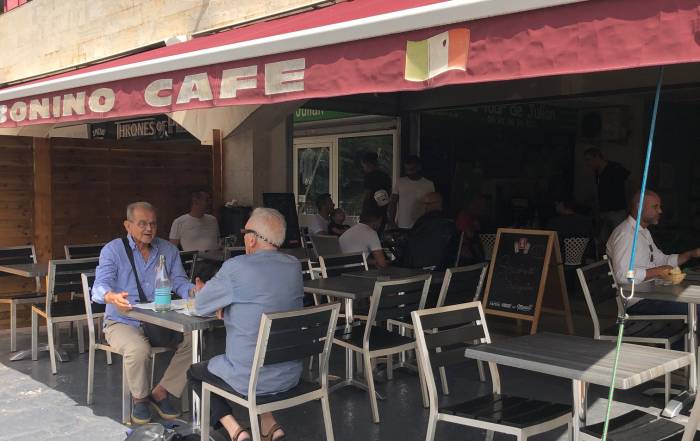 Le Bouche à Oreille