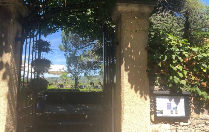 Le Bouche à Oreille