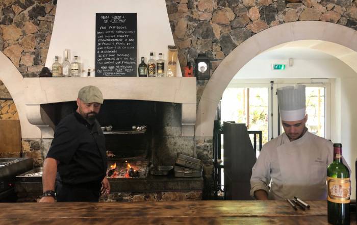 Le Bouche à Oreille