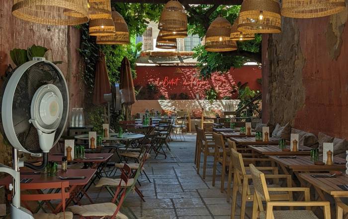 Le Bouche à Oreille