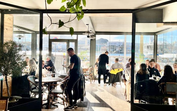 Le Bouche à Oreille