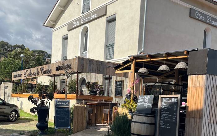 Le Bouche &agrave; Oreille