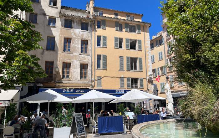 Le Bouche à Oreille