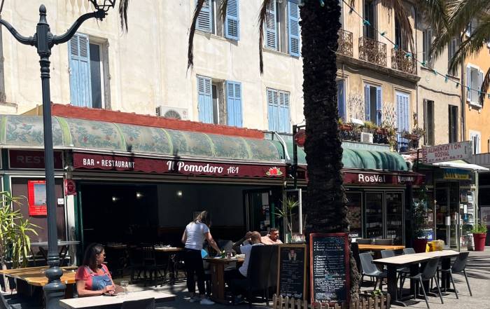 Le Bouche &agrave; Oreille