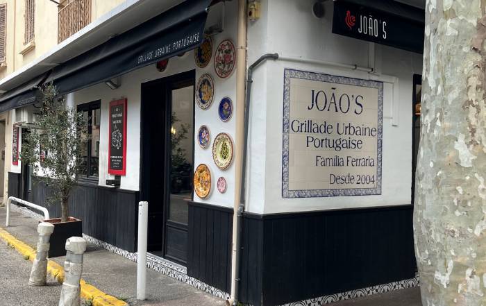 Le Bouche &agrave; Oreille