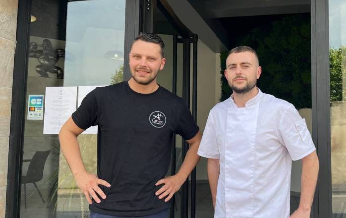 Le Bouche à Oreille